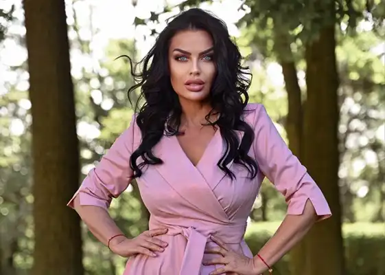 Модель у рожевій сукні DANA Collection на вулиці